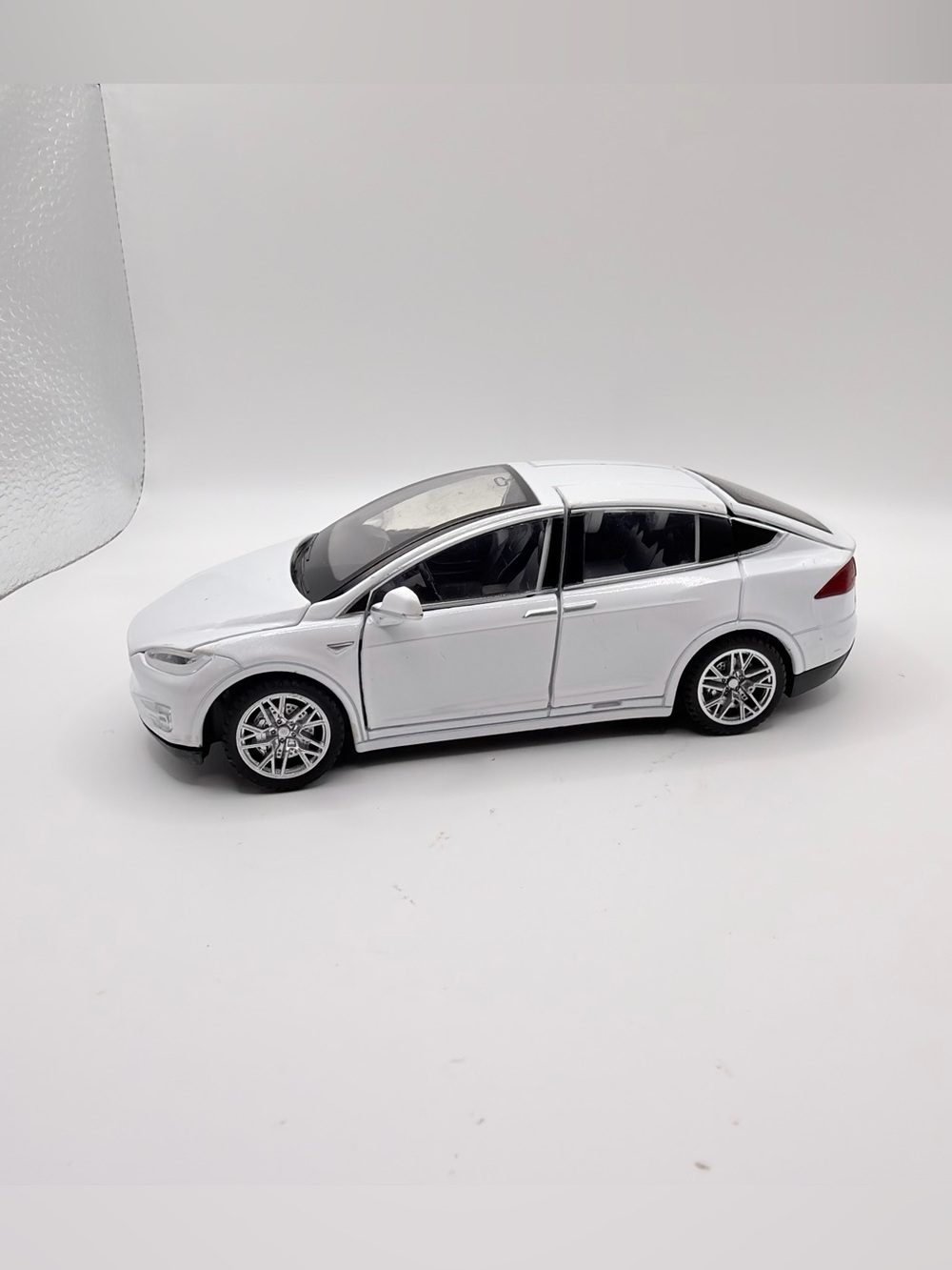 Tesla Model X 90D Diecast Toy Car White Opening Falcon Doors 1:32 Scale